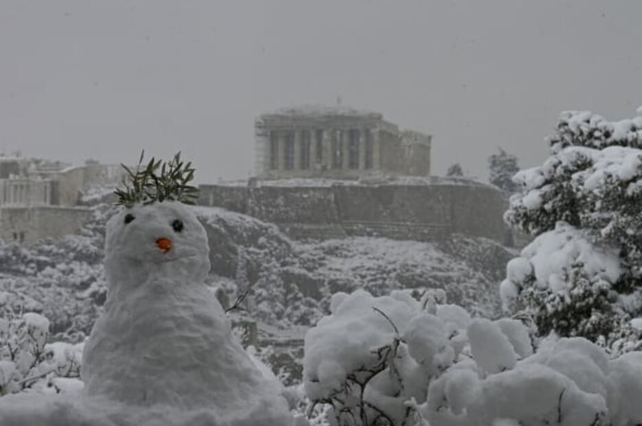 Espeso manto de nieve cubre la Acrópolis de Atenas. Así luce el icónico monumento de la Antigua Grecia