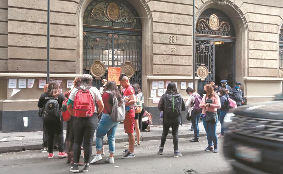 Grupos feministas protestaron a las puertas de la Secretaría de Educación Pública por el encubrimiento de esta institución ante la red de explotación infantil en escuelas. Fotos: Berenice Fregoso. EL UNIVERSAL