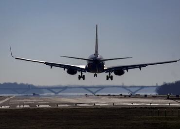 Principales aeropuertos de EU recortarán vuelos por falta de personal debido al cierre de gobierno