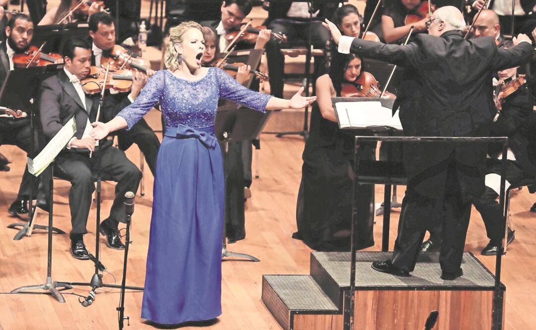 El debut de Elina Garanca estuvo acompañado de la Sinfónica de Minería, dirigida por Constantine Orbelian. (IVÁN STEPHEN. EL UNIVERSAL)