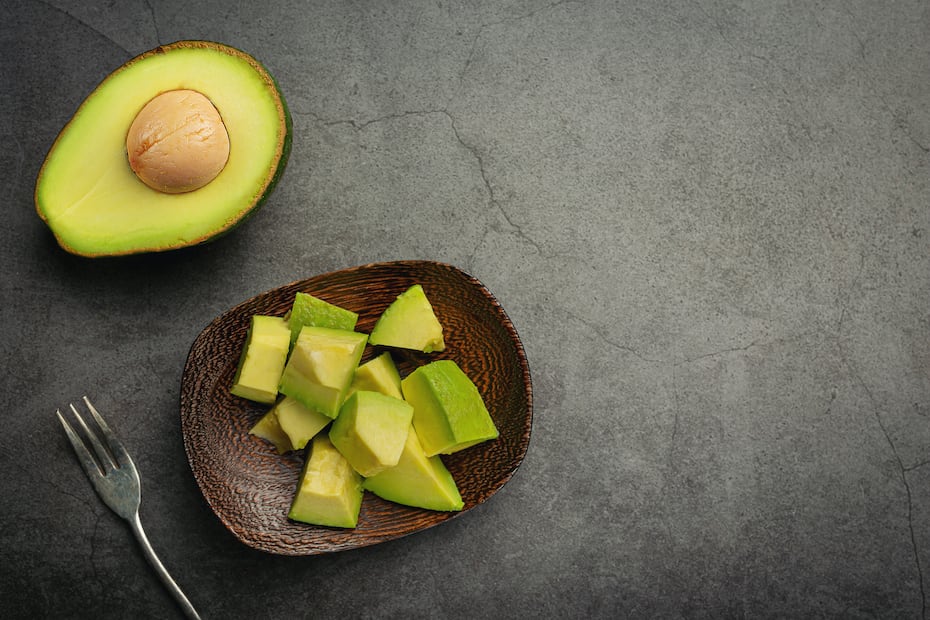 Cortar el aguacate correctamente permite aprovechar mejor su pulpa sin desperdicios. Foto: Freepik