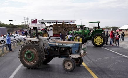Productores bloquean carreteras federales en Zacatecas con tractores; rechazan reforma a la Ley de Aguas