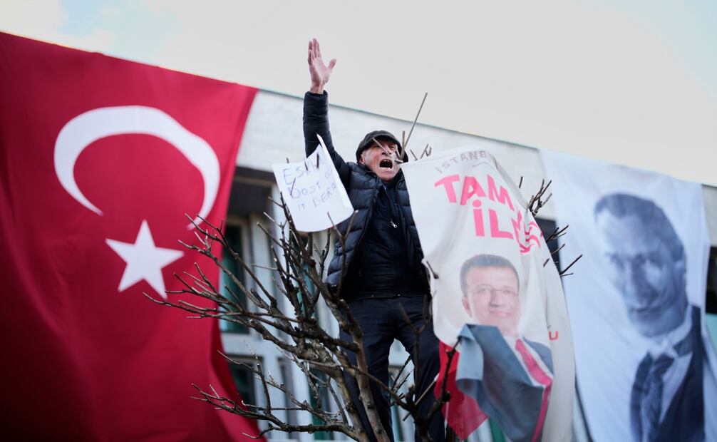 Manifestantes frente al Ayuntamiento para protestar por el arresto del alcalde de Estambul, Ekrem Imamoglu, en Estambul, Turquía, el miércoles 19 de marzo de 2025. Foto: AP