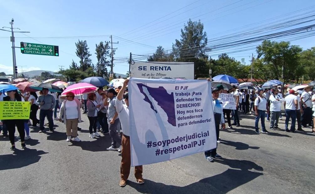 Trabajadores  bloquearon la carretera federal 175 Oaxaca-Puerto Ángel en el municipio de San Bartolo Coyotepec. Foto: Juan Carlos Zavala / EL UNIVERSAL