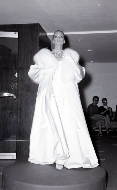 Una modelo identificada como “Valerie” luce el conjunto “Blanc de Chine” que Tao Izzo exhibió en el salón virreinal del Hotel Continental Hilton, en octubre de 1957. Archivo EL UNIVERSAL.