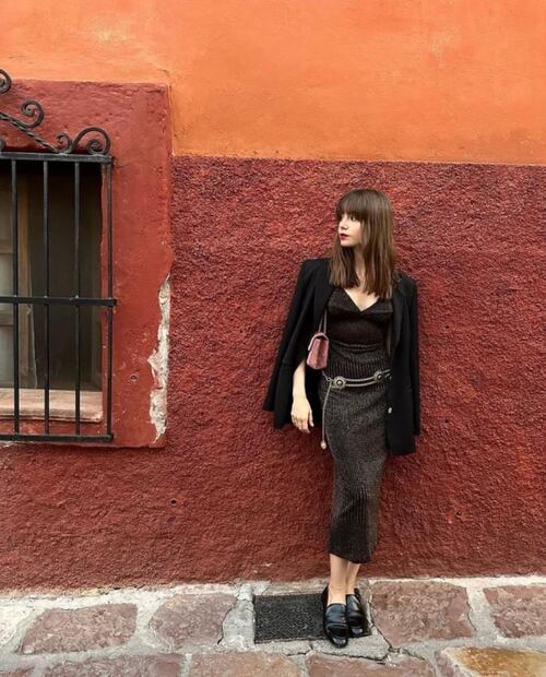 Lily Collins lleva el look ideal para pasear por San Miguel