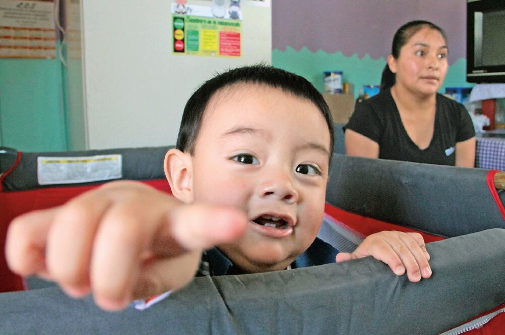 Ángel Tadeo ha respondido bien a sus terapias, sus papás dicen que aún le cuesta mover bien las manos, pero cada vez mejora (JUAN BOITES. EL UNIVERSAL)