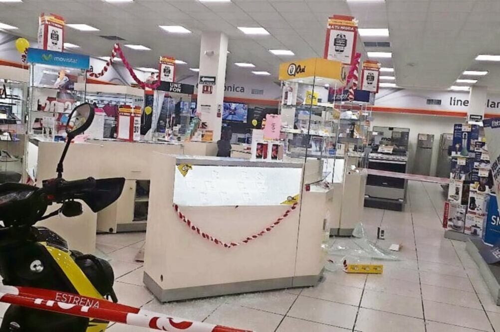 Saldo. Los asaltantes se llevaron 150 celulares de la tienda.