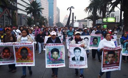 Padres de los 43 marchan sobre avenida Reforma