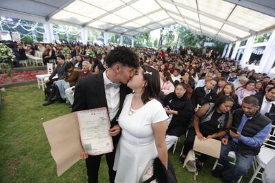 Día de San Valentín: 400 parejas se casan en boda colectiva en CDMX; Clara Brugada fue la madrina