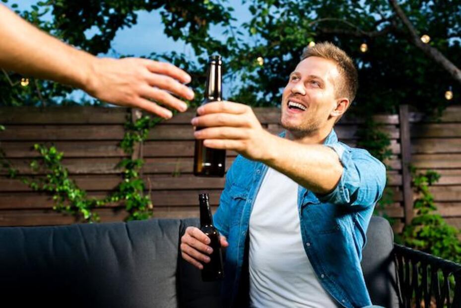 Dejar de beber alcohol puede ser una experiencia transformadora. Fuente: Freepik.