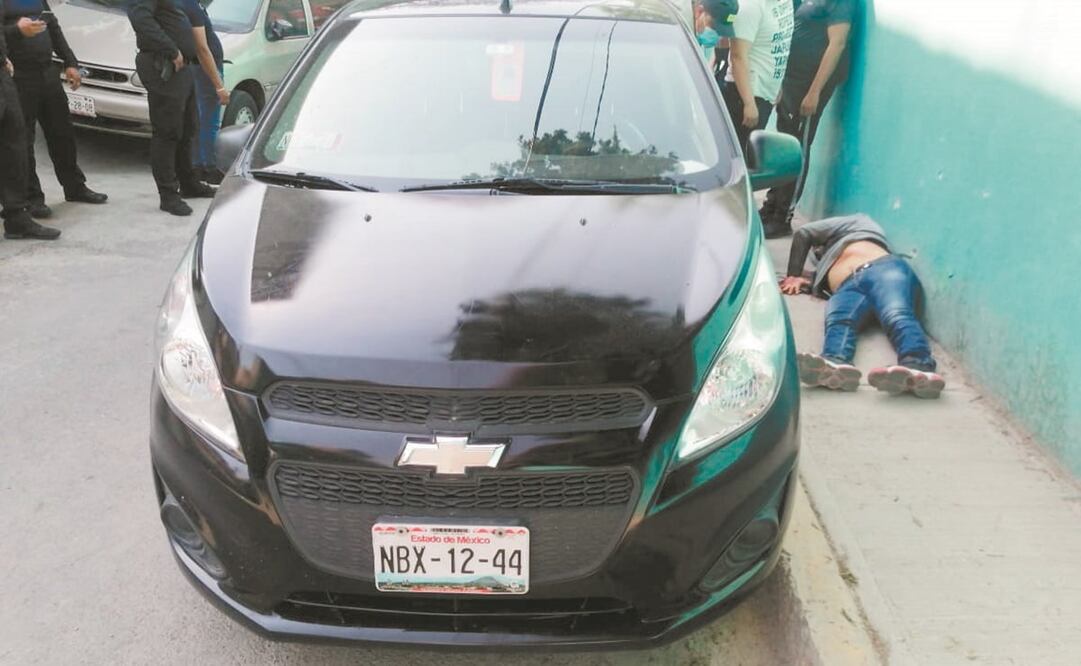 En una operación encubierta, los policías se hicieron pasar por compradores de un auto que se ofrecía a través de internet. Foto: ESPECIAL