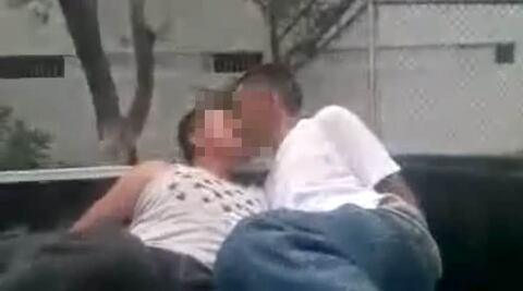 Cesan a 5 policías por forzar a detenidos a besarse