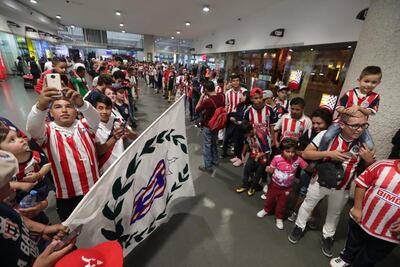 Aficionados reciben a Chivas en el Aeropuerto de la CDMX