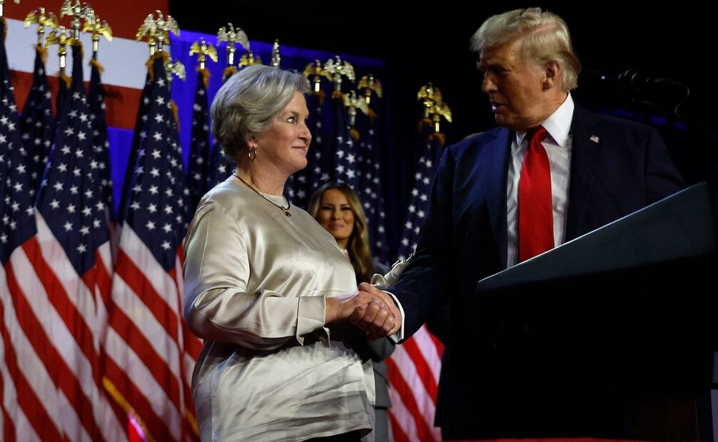 Susie Wiles, conocida por su influencia en el círculo cercano de Donald Trump, ha sido clave en las victorias del expresidente en Florida y dirige su PAC Save America. Foto: AFP