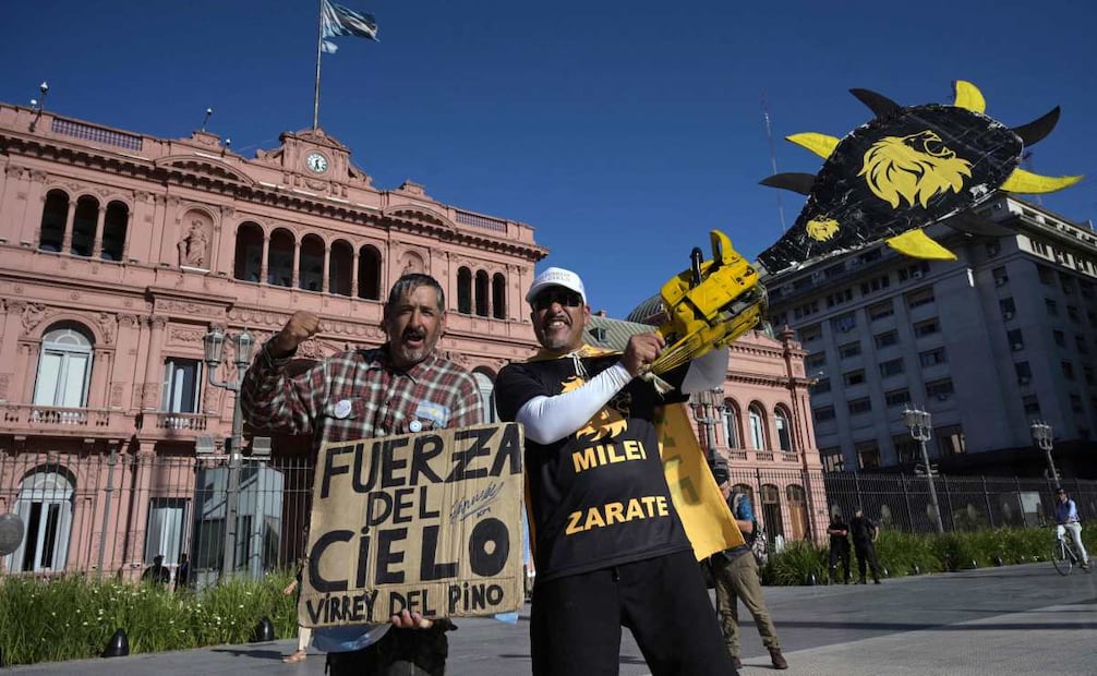 Por otro lado, simpatizantes mostraron su apoyo en la plaza de la Casa Rosada. (10/12/24) Foto: AFP
