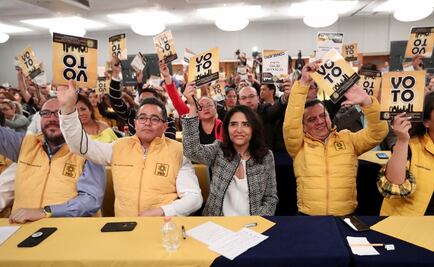 Perredistas arremeten contra ex comisionado para la reconstrucción