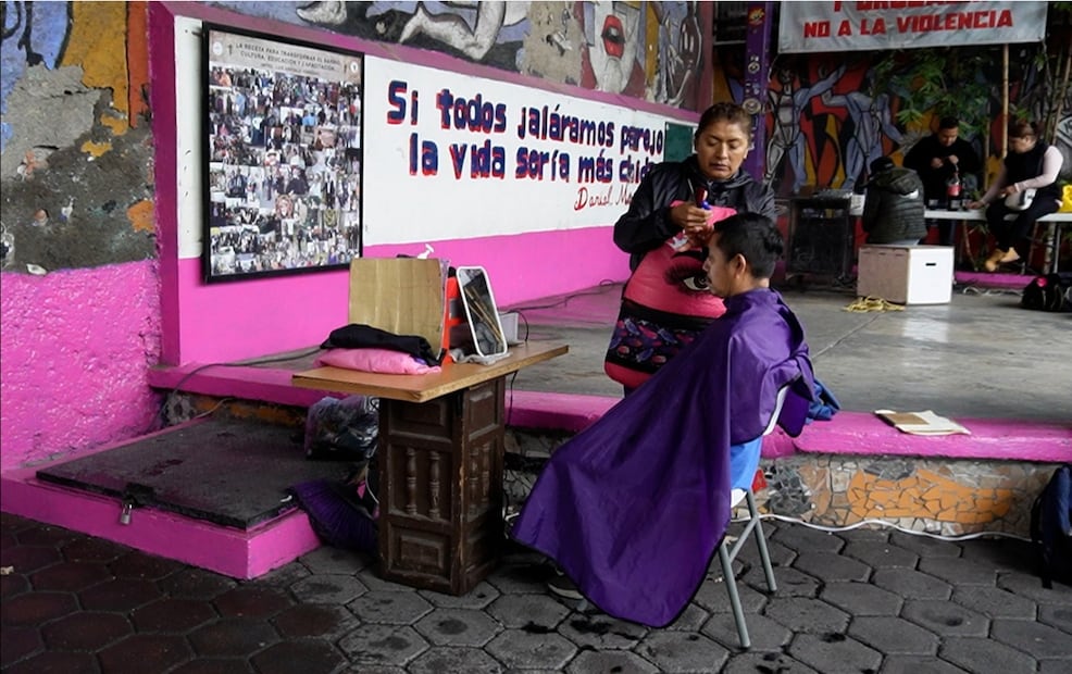 El taller gratuito, abierto a niños, jóvenes y adultos, no sólo forma artistas, sino que también ofrece un espacio para reconectar con la creatividad y sanar. Foto: Diego Prado / EL UNIVERSAL