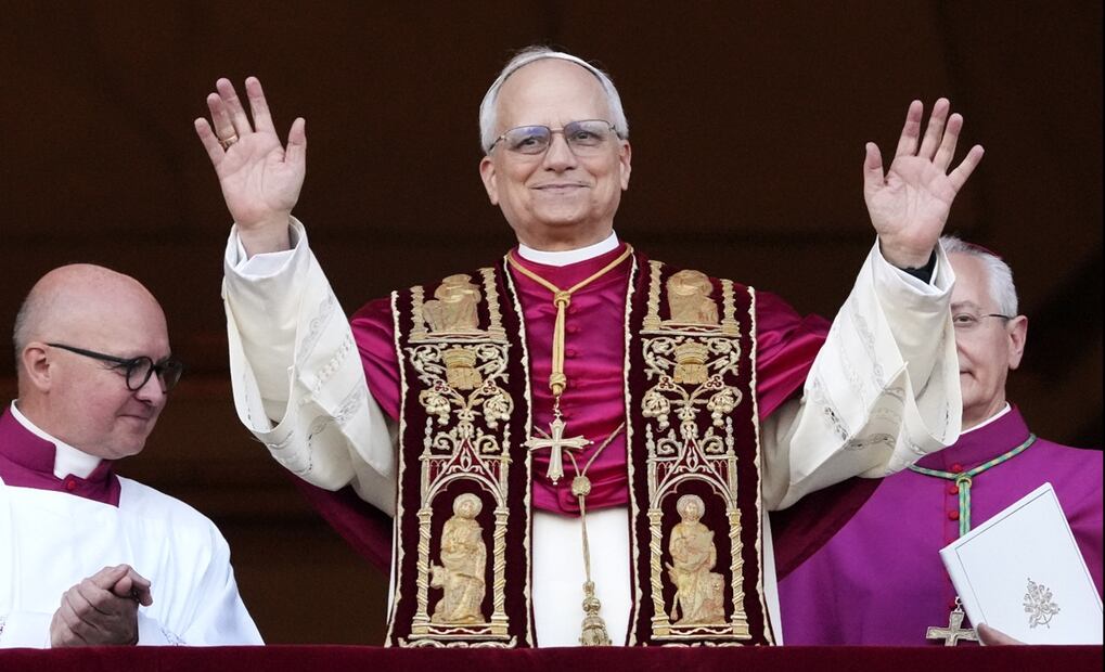 El papa León XIV saluda desde el balcón central de la Basílica de San Pedro. Foto: AP