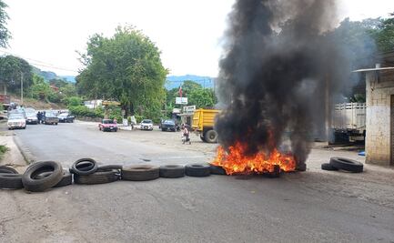 Bloquean accesos de Tezonapa en protesta por abusos de policías estatales