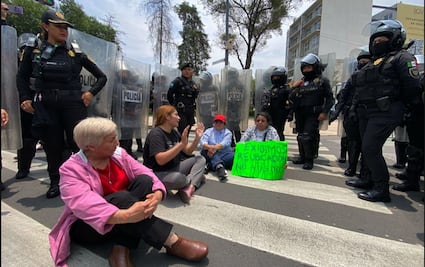 Policías retiran bloqueo de vecinos que se oponen al sitio de libre consumo de marihuana en la glorieta Simón Bolívar