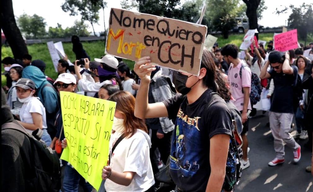 Estudiantes y padres de familia del Colegio de Ciencias y Humanidades Sur marcharon en silencio hacia Rectoría de la UNAM, para exigir medidas de seguridad en el plantel, el miércoles 24 de septiembre de 2025. Foto: Fernanda Rojas/EL UNIVERSAL