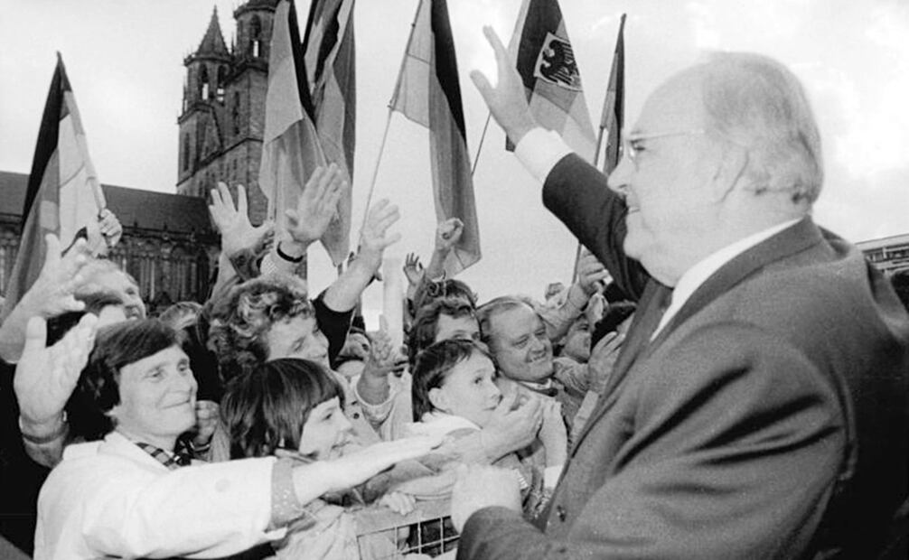 Mitin electoral de Helmut Kohl, entonces Canciller de la República Federal Alemana, principal figura en la reunificación y candidato del Partido de la Unión Cristiano Demócrata (CDU), para las elecciones del Bundestag en 1990. “El sueño común de una patria unida se está haciendo realidad”, dijo el político. Foto: Thomas Uhlemann/German Federal Archive/Wikimedia Commons.