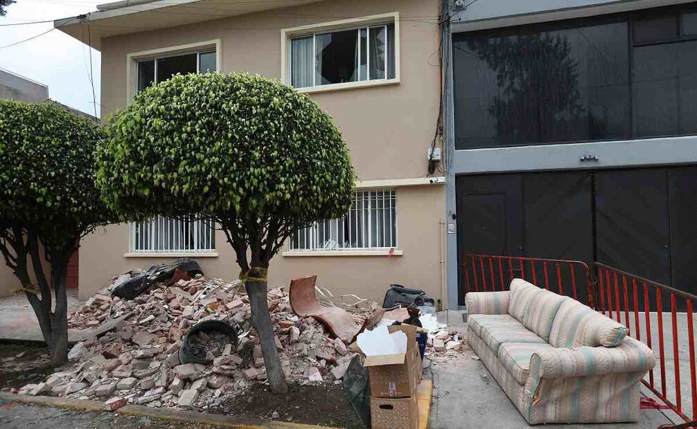 Ciudad de México, 26 de diciembre 2023 
Secuelas de la explosión en la calle provincia, los vecinos de número 1013 comienzan a recibir apoyo por parte de las autoridades para remover muebles y cristales resultado del accidente. Fotos: Berenice Fregoso. El universal