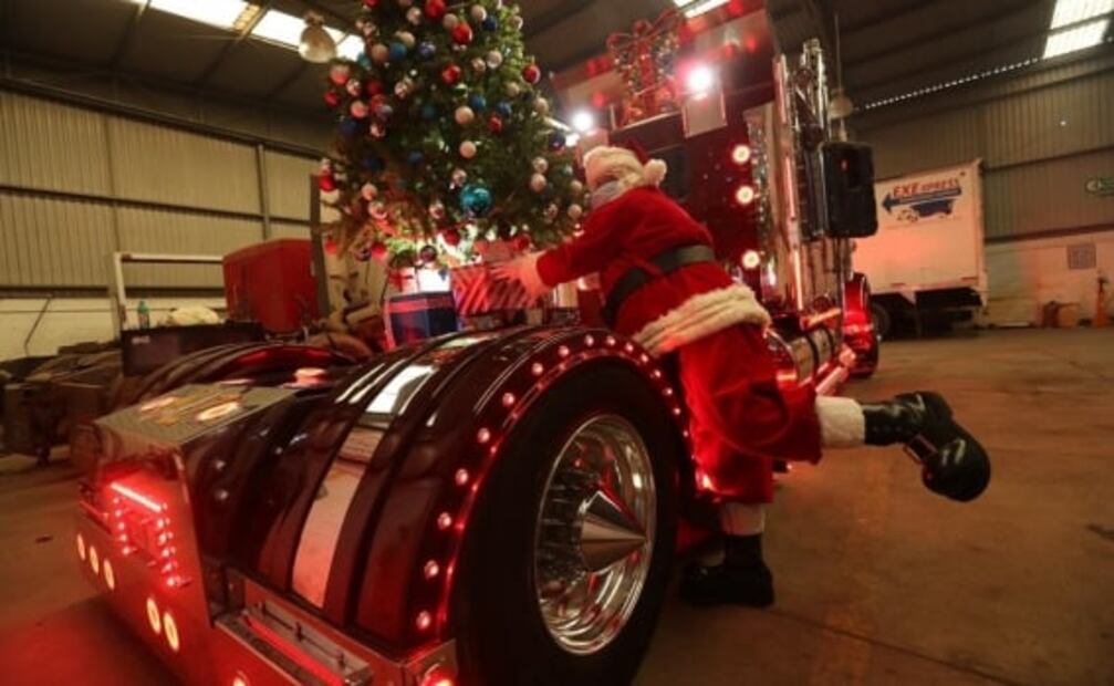 Santa Claus se pone cubrebocas y cambia trineo por tractocamión para recorrer Toluca 