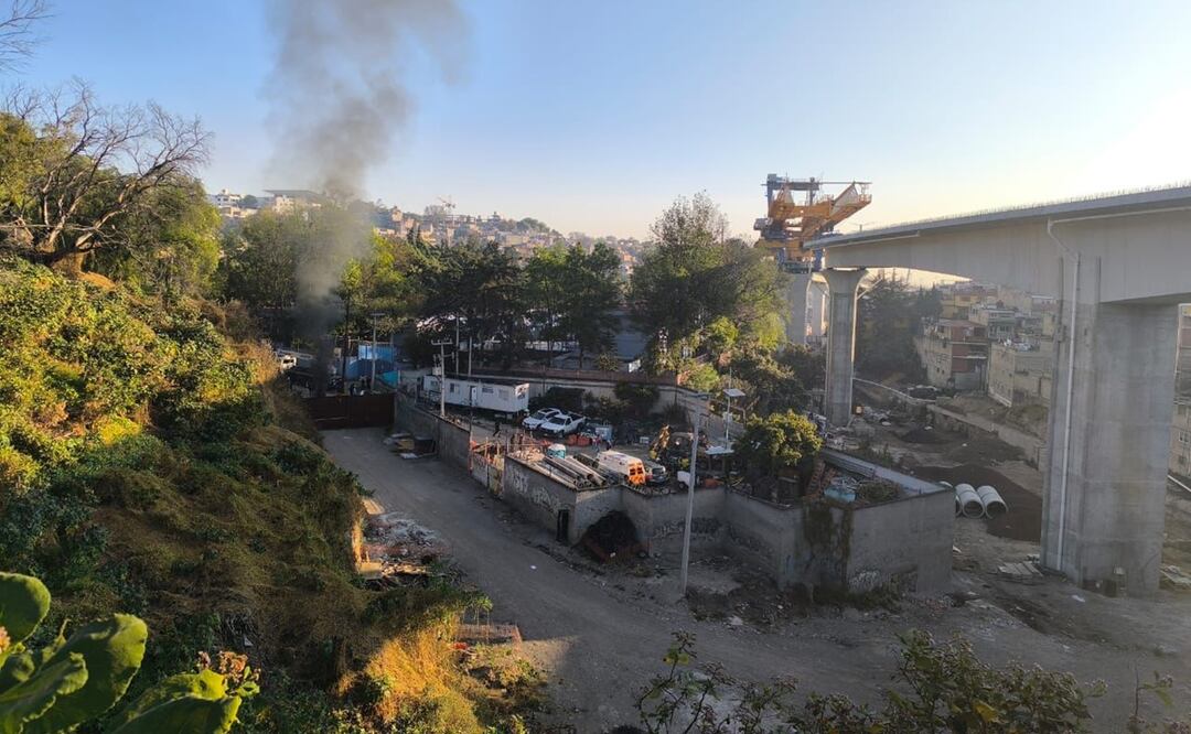 Vecinos de El Capulín en Álvaro Obregón bloquean obra del Tren Interurbano exigiendo solución a daños en viviendas. Foto: Especial