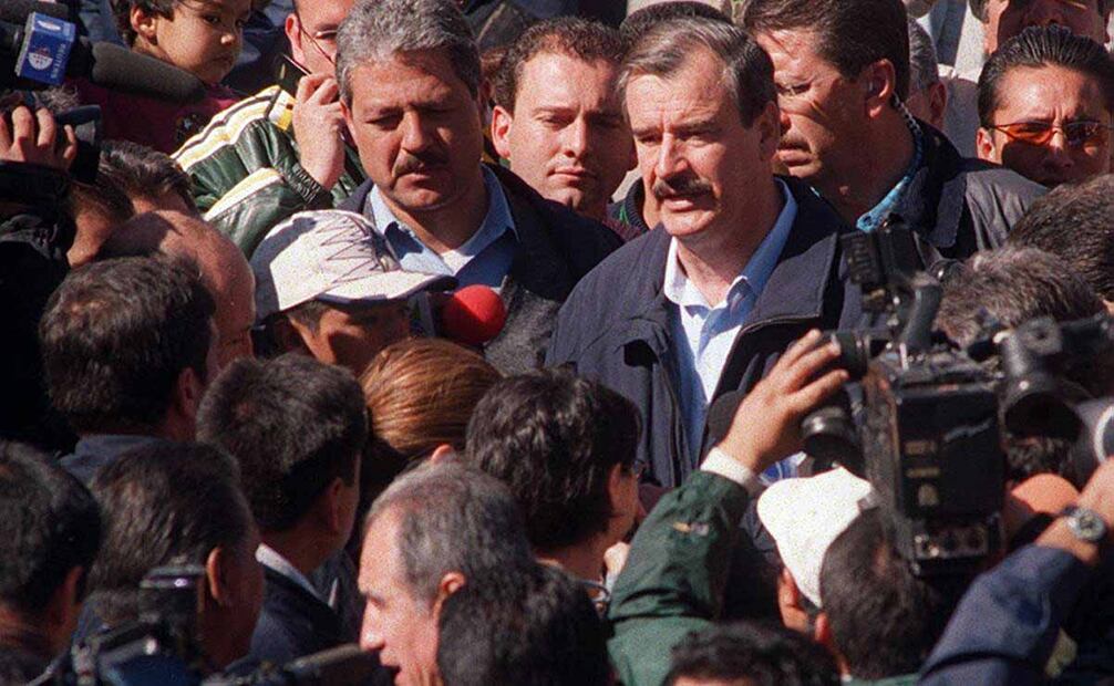 Vicente Fox, apenas con unos días de haber tomado protesta como presidente de México, visitó un albergue de Metepec, Puebla, pocos días de haber iniciado las erupciones de volcán Popocatépetl. Diciembre del 2000. Foto: Juan Carlos Buenrostro/ Archivo EL UNIVERSAL.