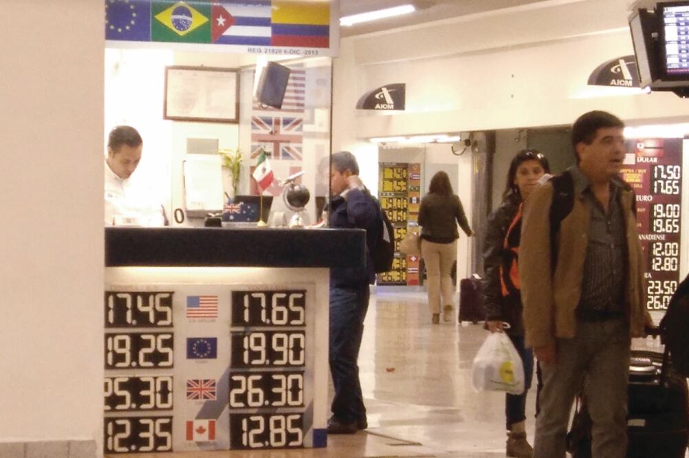 La continuidad del programa de subastas de la divisa estadounidense ayudará a la recuperación en el tipo de cambio, consideraron especialistas (ALEJANDRO ACOSTA. EL UNIVERSAL)