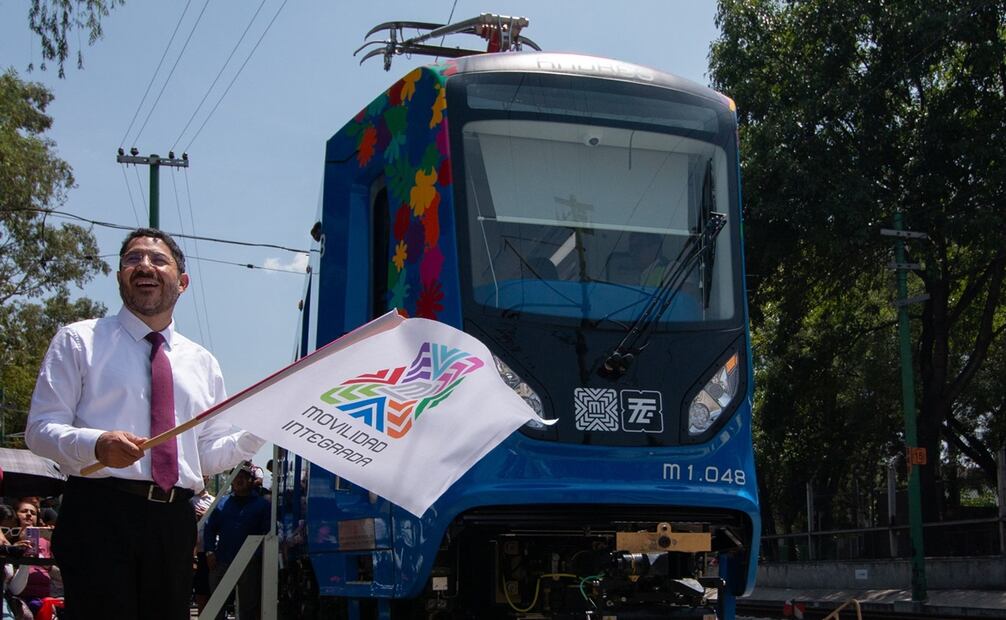 Martí Batres, jefe de Gobierno de la CDMX, da el banderazo de salida a las nuevas unidades del Tren Ligero. Foto: Tomada de la cuenta de X de @martibatres