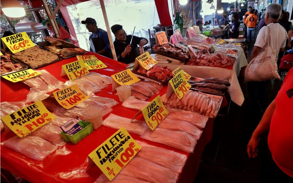 Comerciantes de La Nueva Viga están listos para la venta de pescados y mariscos a propósito de la época de Cuaresma, el 7 de marzo de 2025. Foto: Fernanda Rojas/EL UNIVERSAL