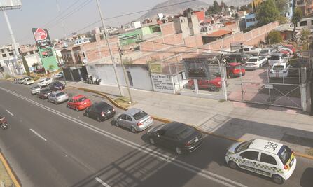 Largas filas para cargar gasolina en 16 pesos