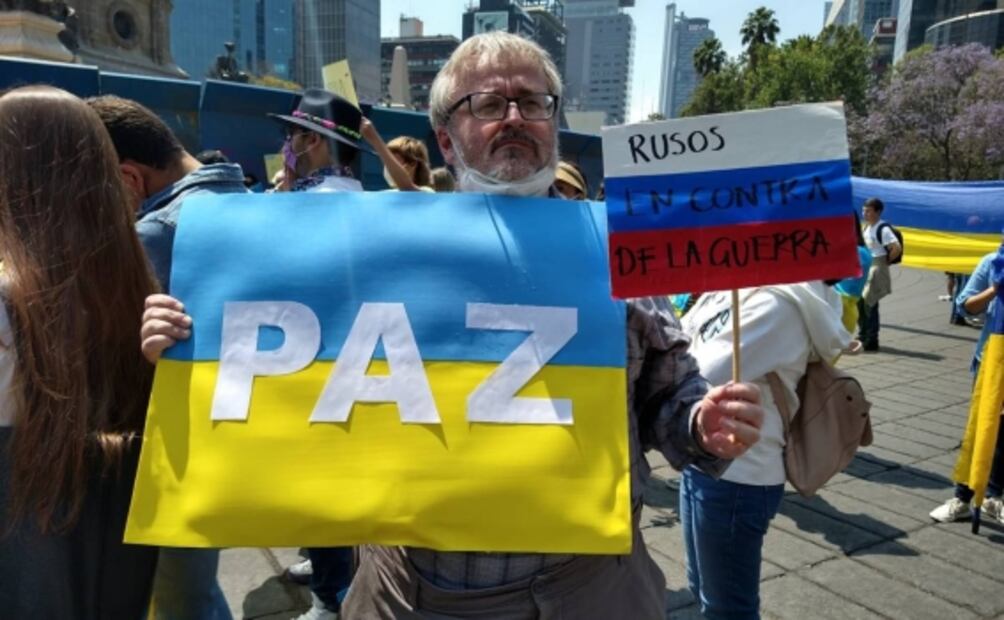 Comunidad ucraniana en México marcha sobre Reforma para pedir la paz en su país