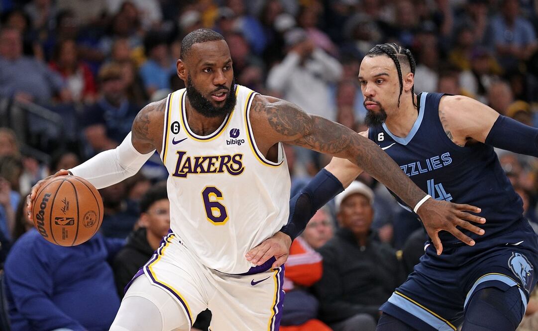 LeBron James disputando el balón con Dillon Brooks / Foto: AFP
