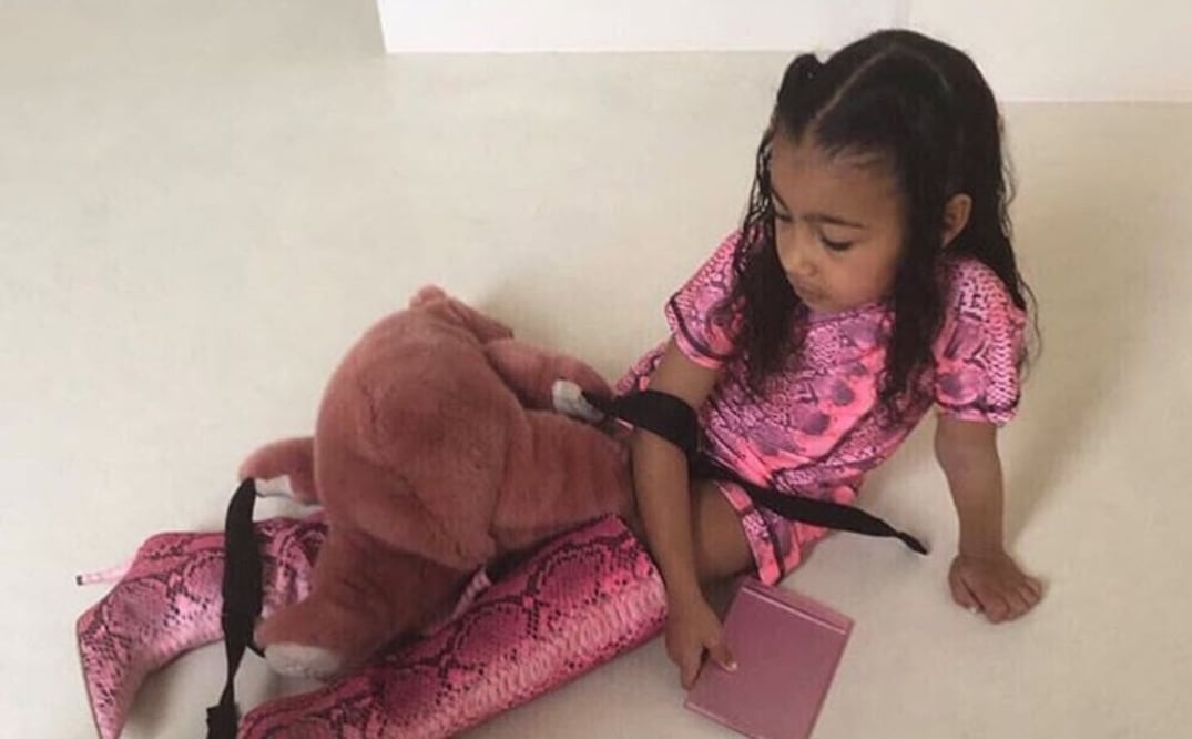 La empresaria documentó la reacción de la pequeña cuando supo que no podía llevar las botas de su mamá. Foto: Instagram