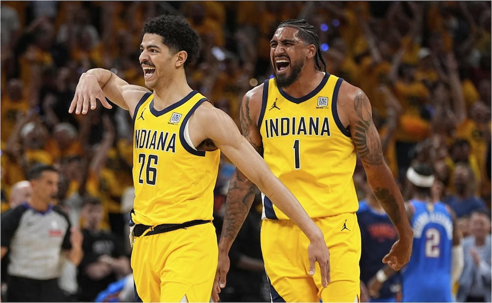 Ben Sheppard (26) y Obi Toppin celebran su victoria frente al Thunder en el Juego 6. FOTO: AP