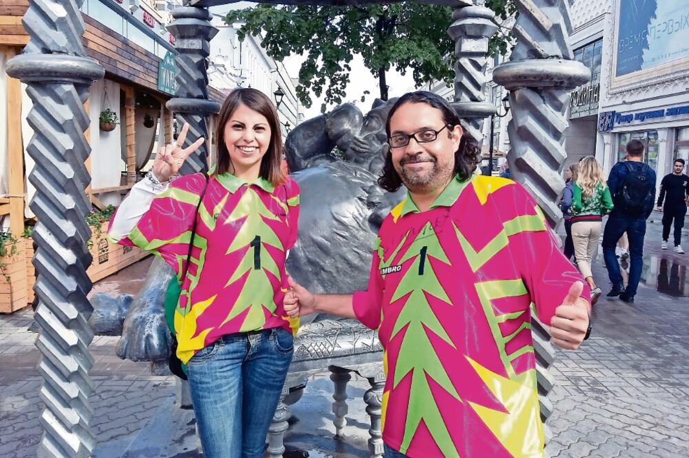 Adriana y Gabriel están en Rusia; se reúnen con un grupo de aficionados para brindar apoyo a México. (ÉDGAR LUNA. EL UNIVERSAL)