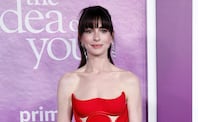Anne Hathaway enciende redes con minivestido de cuero en el trend viral 2016. Foto: AFP