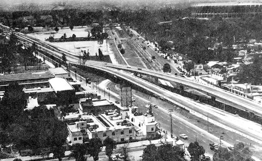 El cruce de la Calzada del Hueso con la Calzada de Tlalpan y la bifurcación del Viaducto Tlalpan alrededor de 1970. A la izquierda se ve la fábrica de los refrescos “Chaparrita”. Del lado derecho hoy se encuentra la estación El Vergel del Tren Ligero, y en el extremo superior derecho se aprecia el Estadio Azteca. Imagen: Col. Villasana.