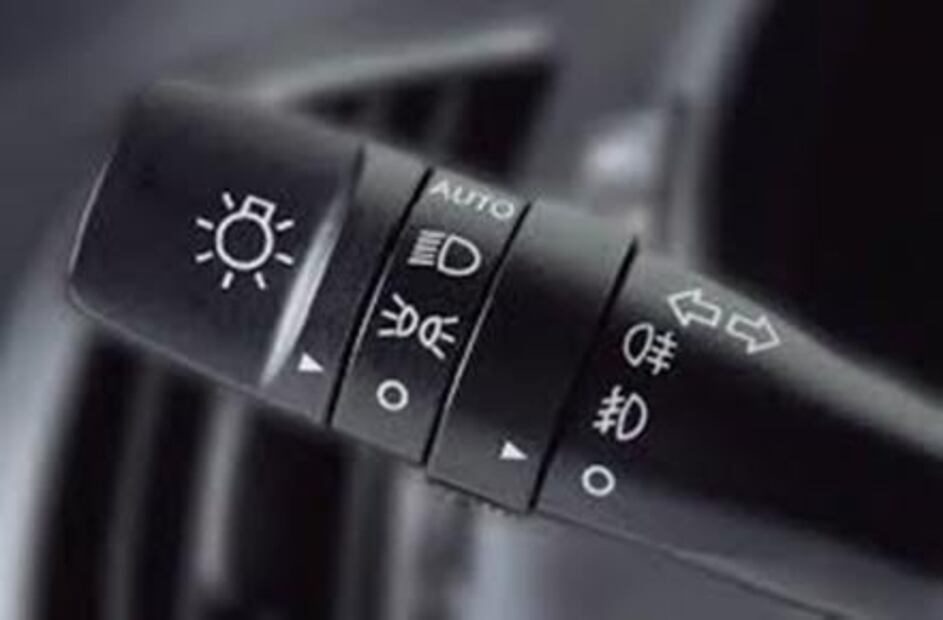 Luces del auto. Foto: Pixabay