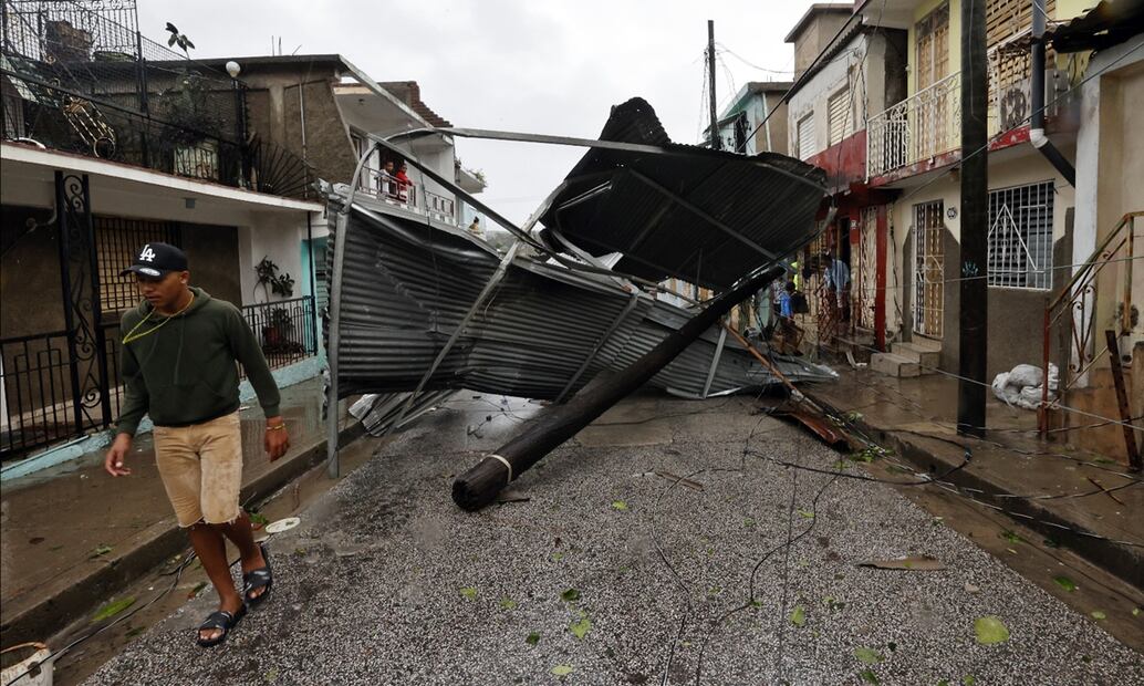Un hombre camina por una calle afectada en Santiago de Cuba, tras el paso del huracán Melissa, en Cuba, el miércoles 28 de octubre de 2025. Foto: EFE