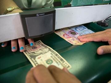 Precio del dólar hoy: el billete verde abre en 19.42 pesos al mayoreo este viernes