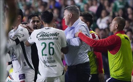 Oscar García publica mensaje tras patear a jugador de León; ¿se arrepiente el DT de Chivas?