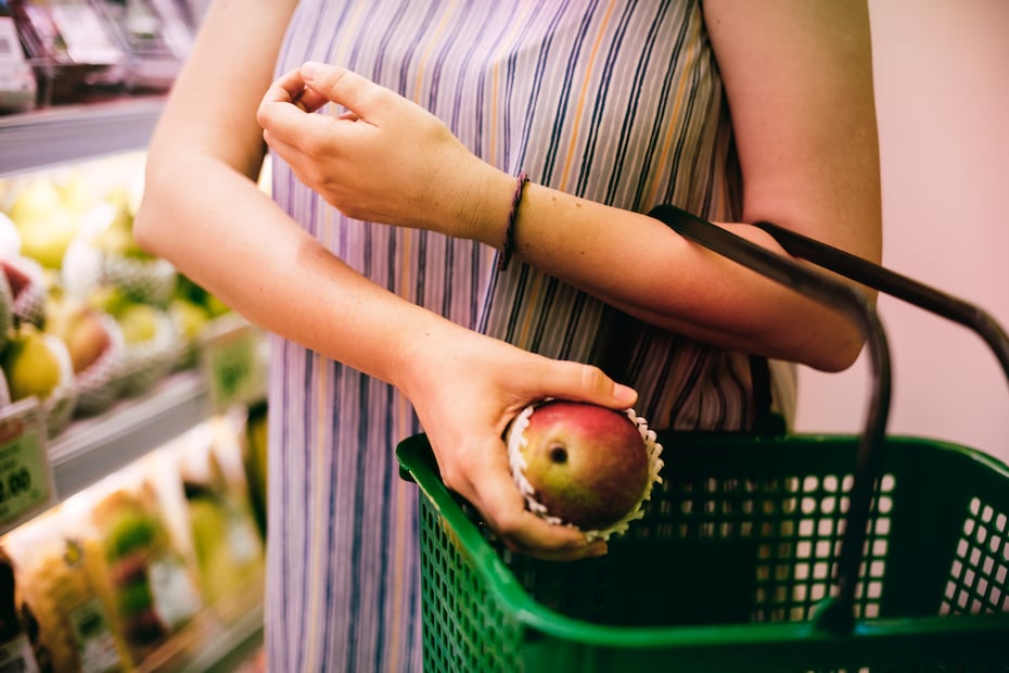 Observa la piel del mango: un ligero aroma y suavidad al presionarlo indican que está listo para comer. Foto: Freepik
