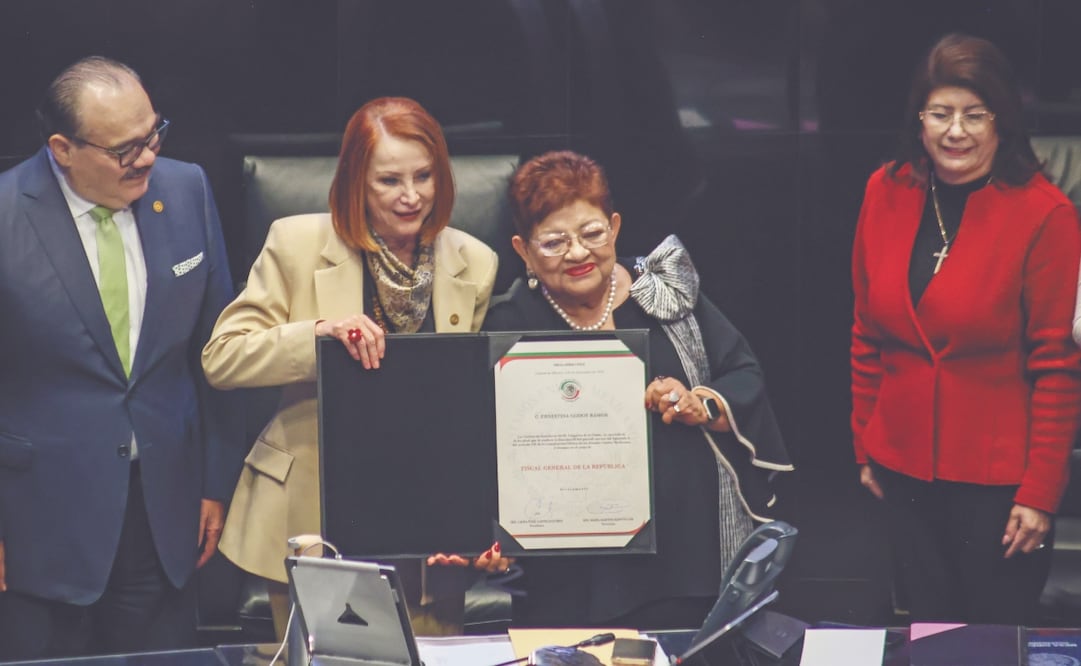 La presidenta del Senado, Laura Itzel Castillo, le entregó a Ernestina Godoy el nombramiento. Foto: de Luis Camacho. El Universal