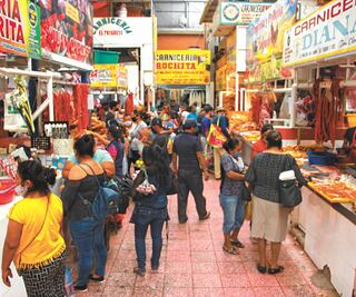 Abarrotan mercados y desoyen medidas sanitarias en Guerrero