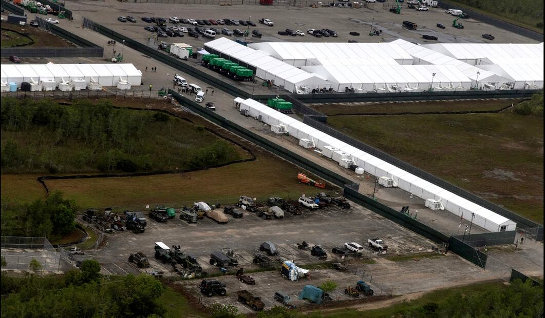 Imagen aérea del centro de detención de migrantes, conocido como "Alligator Alcatraz", ubicado en el antiguo Aeropuerto de Entrenamiento y Transición Dade-Collier en Ochopee, Florida, el 4 de julio de 2025. Foto: AFP